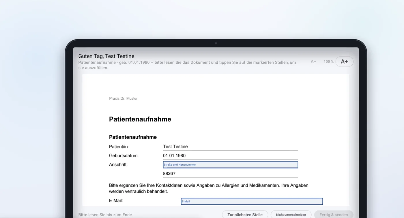 Tablet mit dem Aufnahmebogen: Name, Geburtsdatum und Anschrift sind eingetragen, die E-Mail-Adresse ist als nächste Stelle markiert.